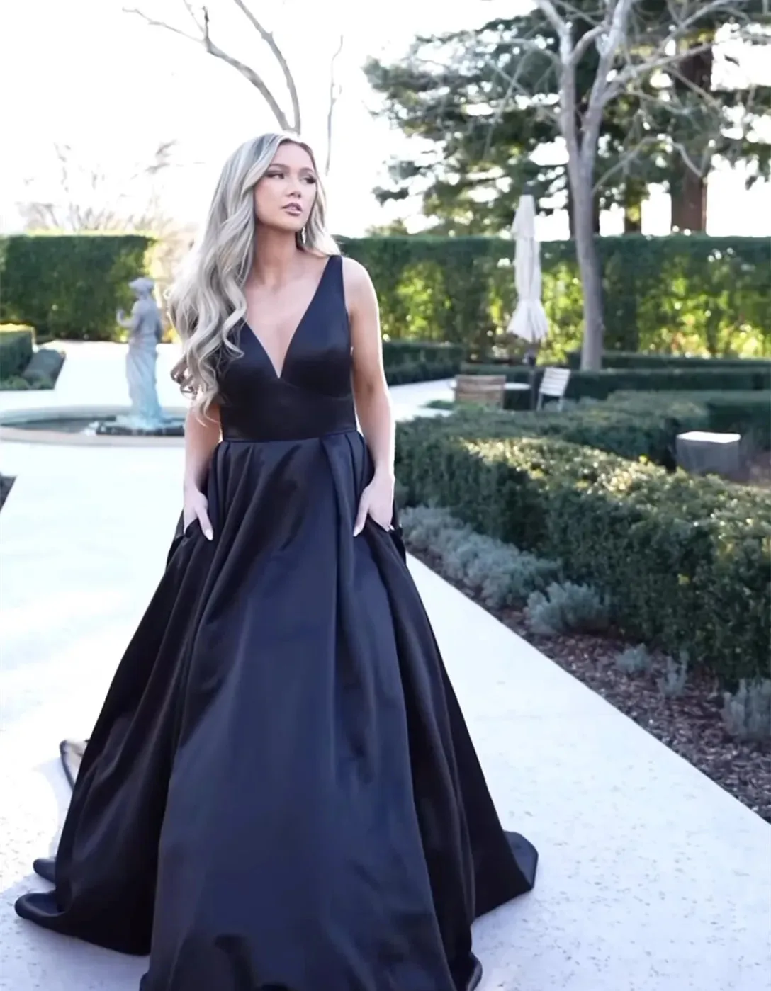 Elegant Long Satin Black Gothic Wedding Dresses With Pockets A-Line V-Neck Sweep Train Bridal Gown With Zipper Corset Back Vestido de novia Women Dresses