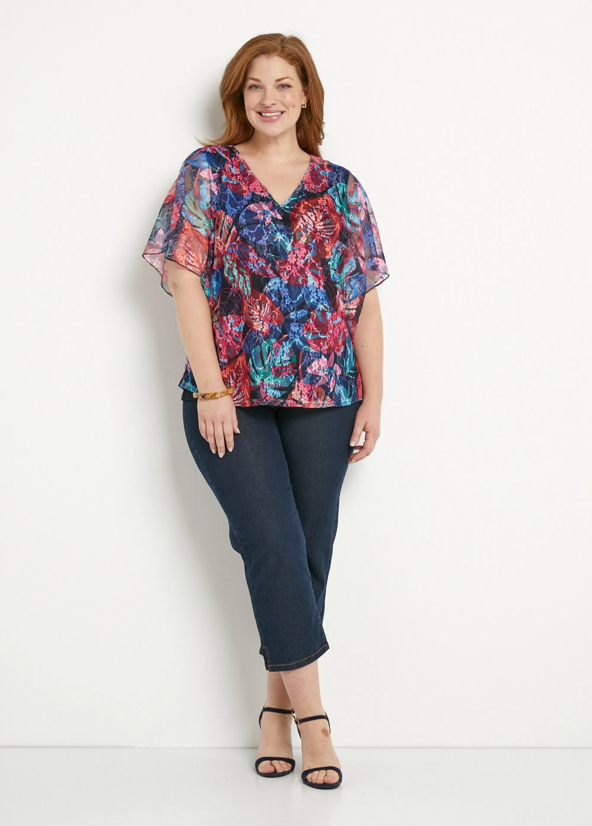 Short V-neck T-shirt with printed lace