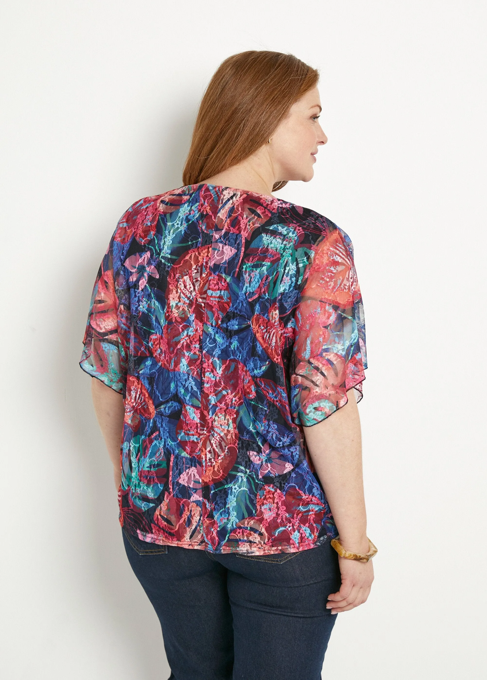 Short V-neck T-shirt with printed lace
