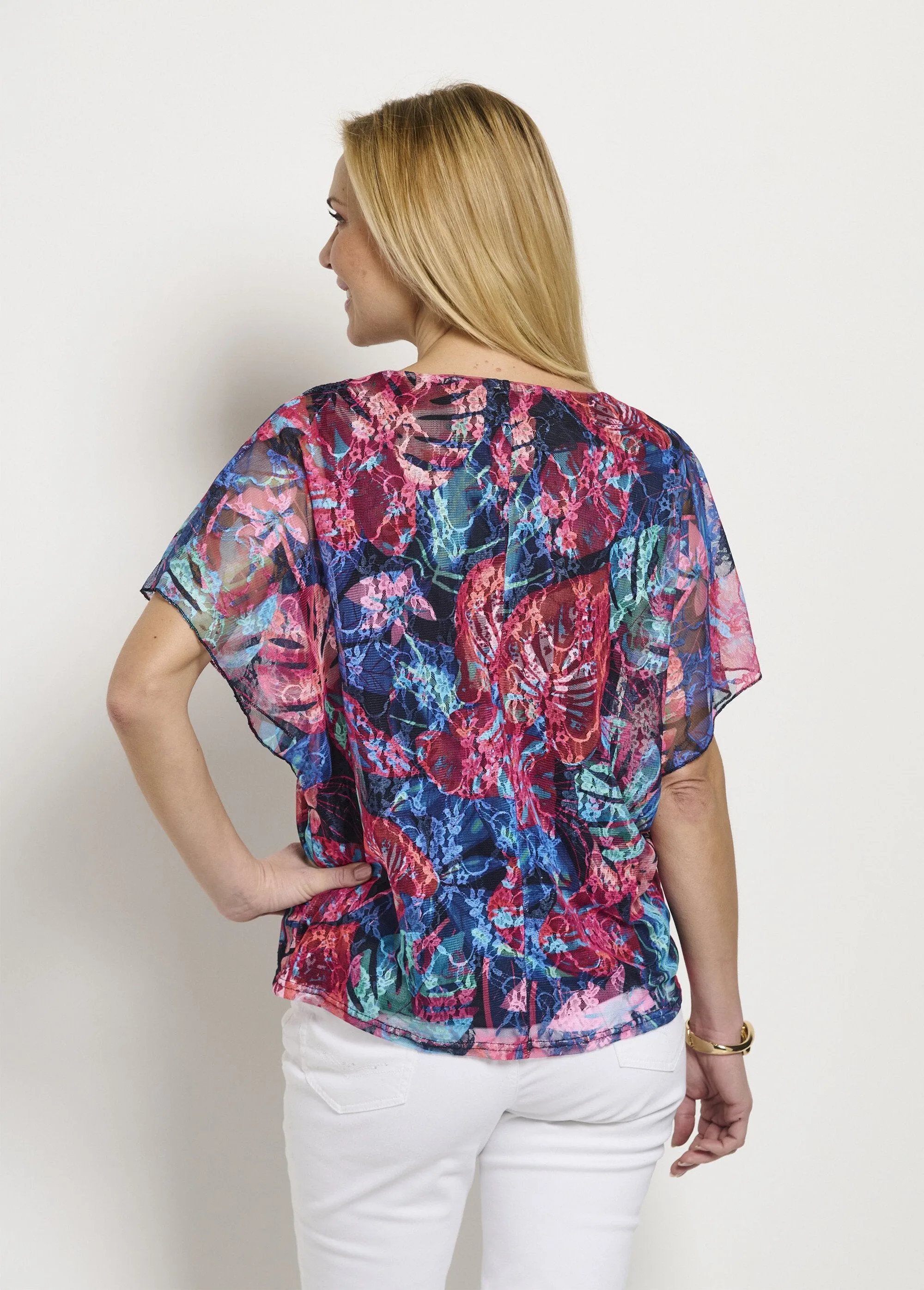 Short V-neck T-shirt with printed lace