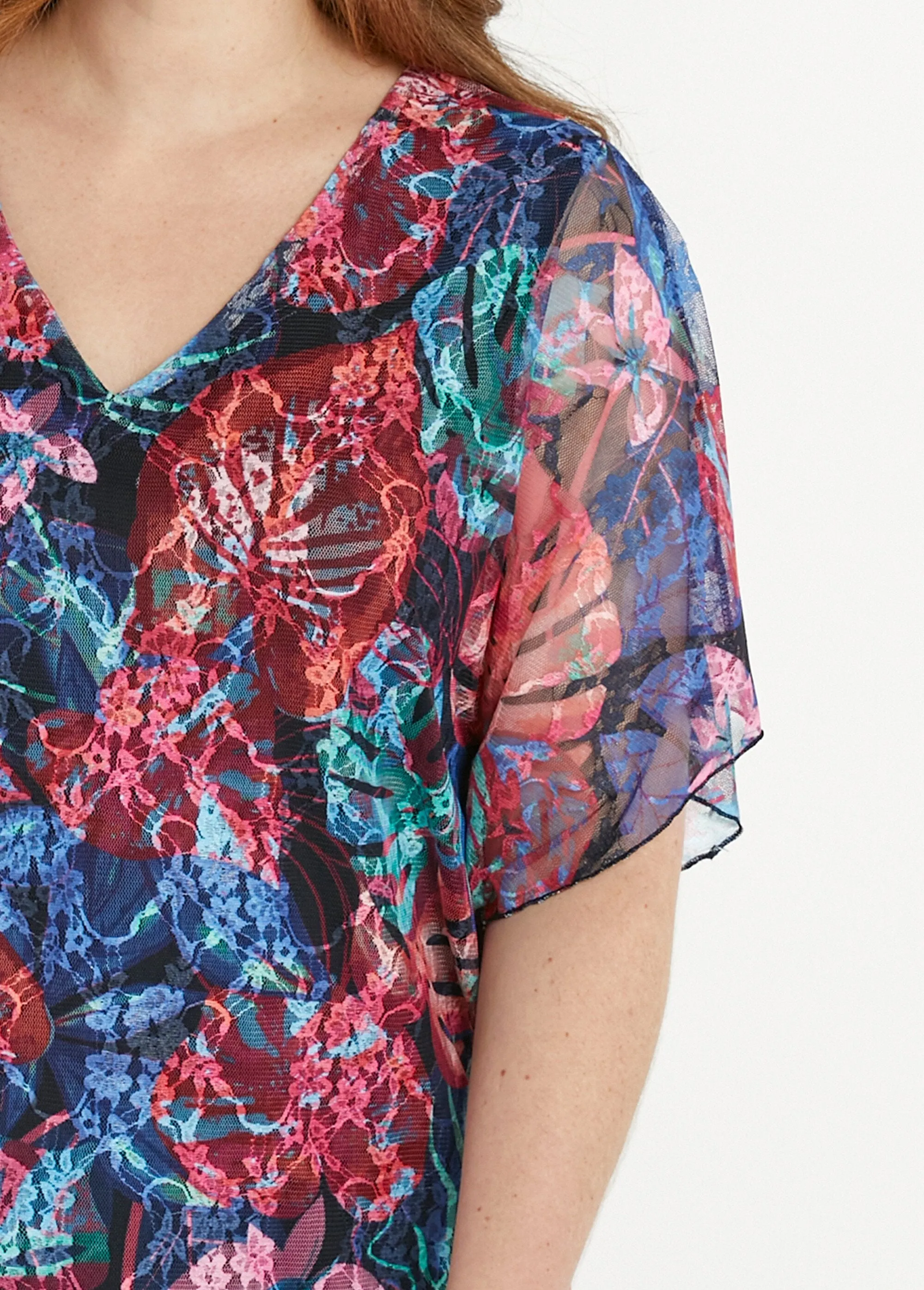 Short V-neck T-shirt with printed lace