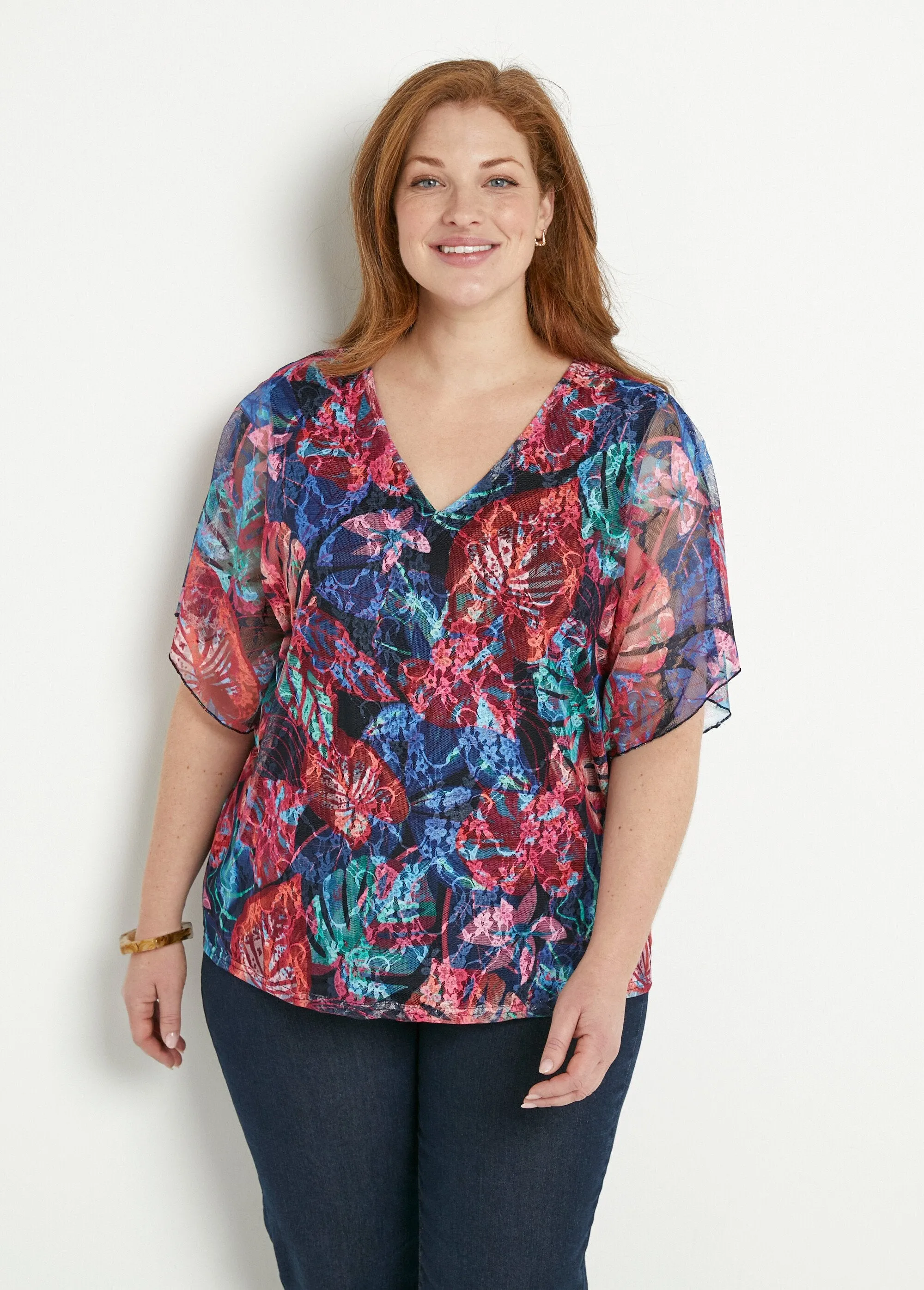 Short V-neck T-shirt with printed lace